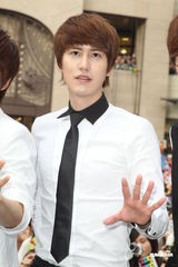 组图：SJ-M台北签唱会 兄弟情深互喂台湾小吃