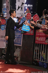 组图：周渝民黑西装亮相金钟红毯 笑容亲和迷人