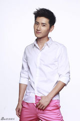 组图：李彦希清爽写真 尽显阳光型男无限活力