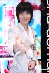 组图：萧敬腾白马王子装扮代言 自曝爱车三度遭窃