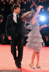 组图：非竞赛片《伊娃》首映 女演员与导演共舞