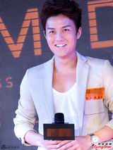 组图：吴克群亮相品牌活动 白色西装帅气抢镜