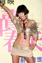 幻灯图：《拍卖春天》首映 白灵真空上阵性感抢镜