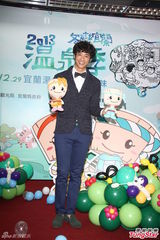 组图：刘以豪进军日本拍戏 装肚痛扮冷酷男