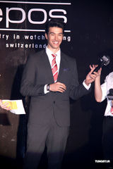 组图：锦荣代言腕表抢金 “好朋友”陪过28岁生日