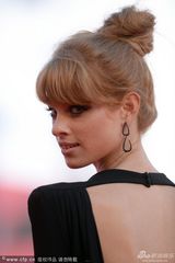 组图：《我是阿拉伯人》首映 女星裸背黑裙惊艳