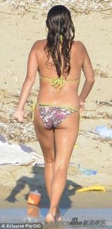 组图：佩内洛普产后与家人度假 豪放裸泳秀上围