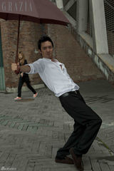 组图：冯绍峰杂志花絮照曝光 搞怪表情魅力十足