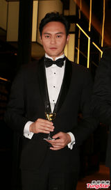 组图：张智霖携袁咏仪亮相上海 优雅显男神风范