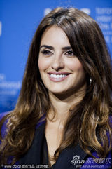 《Twice Born》发布会 佩内洛普-克鲁兹甜笑亮相