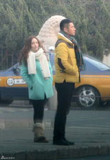 组图：姚笛任重路边拍戏对剧本 姚笛换百万豪车