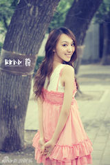 幻灯图：卢倩文花样青春纯情写真 演奏岁月之歌