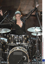 组图：拉法莉百变亮相音乐节 打鼓酥胸呼之欲出