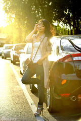 组图：陈紫函街拍LOOK 裸色风衣时尚靓丽