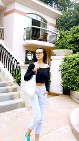 组图：爱戴复古时尚街拍 展蛮腰秀曲线