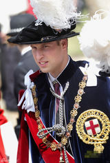 组图：威廉王子着传统服装帅气亮相 凯特伴婆婆甜笑