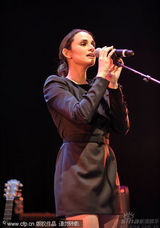 幻灯图：卡梅隆夫妇现身慈善晚宴 阿尔芭携老公现身