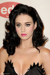 组图：凯蒂-佩里美艳写真 爆乳歌姬猫眼迷人