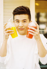 组图：郑斯仁春日街拍 演绎阳光“暖男情书”