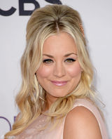 组图：“佩妮”凯莉-库柯(卡蕾-措科)透视裙亮相美胸隐现