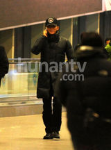 组图：李晨豪车接张馨予 寒夜路边吃肉串