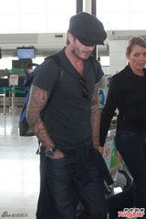 组图：小贝黑色便装低头离港 众保镖护航