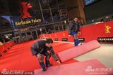 高清组图：柏林电影宫外忙碌不停 工作人员紧张布置