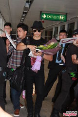 高清图：宋承宪抵港亲民派签名 粉丝送月饼应景