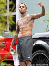 组图：克里斯竖中指挑衅 脱衣秀纹身自摸下体