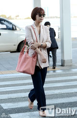 组图：韩星黄静茵粉西装搭黑超帅气现身机场