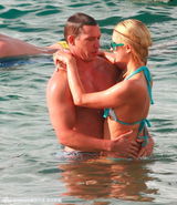 组图：希尔顿与男友鸳鸯浴 海滩戏水被搂蛮腰