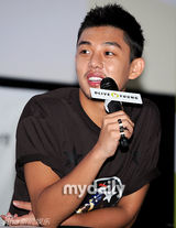 组图：刘雅仁见面会亲切随和 陪粉丝同看《变3》