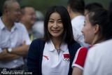 组图：郭晶晶展示奥运代表团礼服笑容迷人