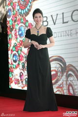 组图：52岁钟楚红低胸性感 避谈感情习惯独居