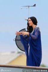 组图：莫妮卡贝鲁奇蓝紫色长裙优雅迷人