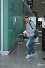 组图：郑秀文许志安携手离港 甜笑否认预支蜜月