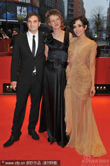 幻灯图集：《在路上》首映变庆生会 主席热拥导演