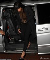 组图：蕾哈娜真空现身露美背 与绯闻男友分头走