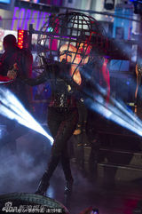 组图：Lady Gaga开唱迎新年 亲吻纽约市长