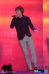 组图：韩团东方神起FTIsland等唱响K-POP演唱会