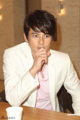 组图：陈怡蓉婚纱妩媚亮相 携手郭品超浪漫走秀