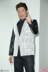 组图：陈庭妮踩十公分高跟鞋 曾国城笑称被压死