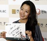 幻灯图集：金喜善首尔举行签名会 众多粉丝参加