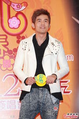 高清图：周杰伦香港签唱火爆 被与蔡依林比胸