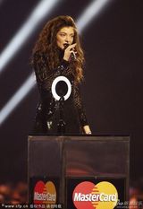 组图：洛德获国际女歌手奖 现场表演暗黑气质