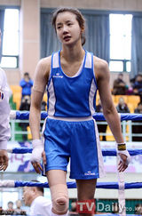 组图：韩星李诗英参加拳击比赛首场比赛获胜