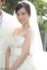 组图：陈怡蓉婚纱妩媚亮相 携手郭品超浪漫走秀