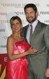 高清图：《赏金猎人》巴黎首映 安妮斯顿红裙夺目