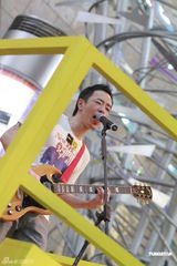 组图：黄贯中街头激情开唱 代24味成员否认斗殴