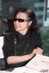 组图：白雪仙梅雪诗纪念任剑辉 贵气珠宝环身